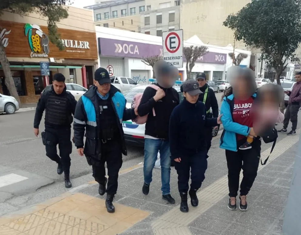 Pareja detenida tras golpear y robarle teléfono celular a dos adolescentes en pleno centro de la ciudad
