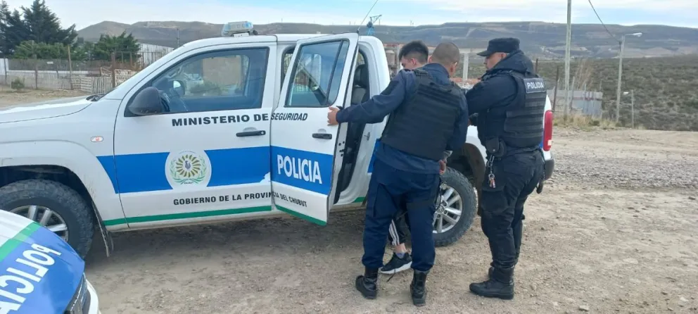 Conocidos delincuentes roban camioneta en barrio Pueyrredón, la vuelcan en el Cordón Forestal y pese a estar heridos, huyen, pero terminan detenidos