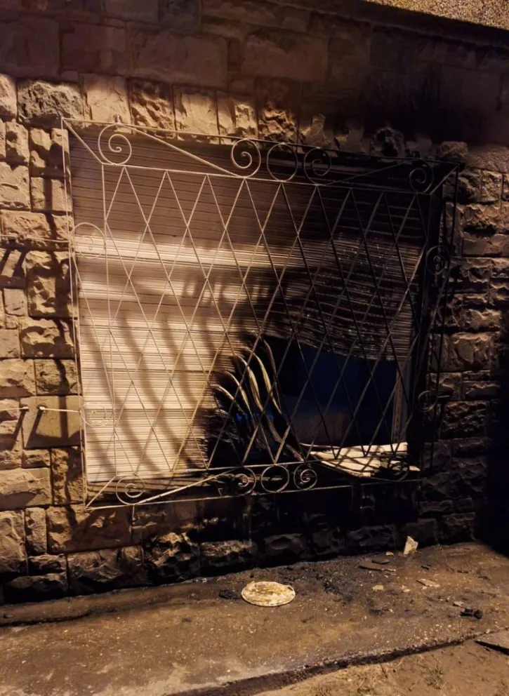 Intentaron incendiarle la casa, pero se despertó con la explosión y alcanzó a observar al incendiario que escapaba corriendo