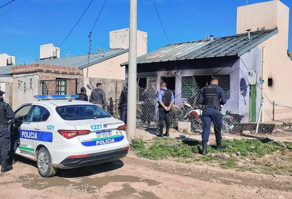Horas después de enterrar a su hijo fallecido tras explosión seguida de incendio, pide ayuda porque quedó con lo puesto