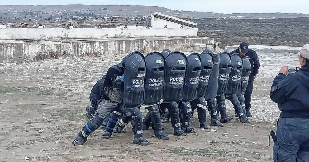 Policías de Comodoro aprobaron el IV Curso Nacional Operador de Escudo