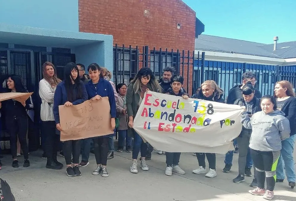 La Escuela Nº 738 solo cuenta con 5 aulas habilitadas y 2 baños para todos los alumnos