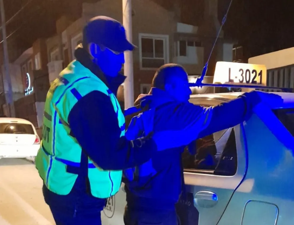 Lo demoraron por negarse a abonarle el viaje a un taxista