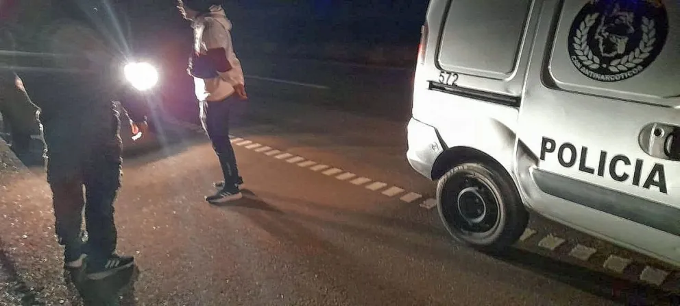 Escapando de la policía, asaltantes abandonan camioneta robada en Trelew en acceso a Madryn