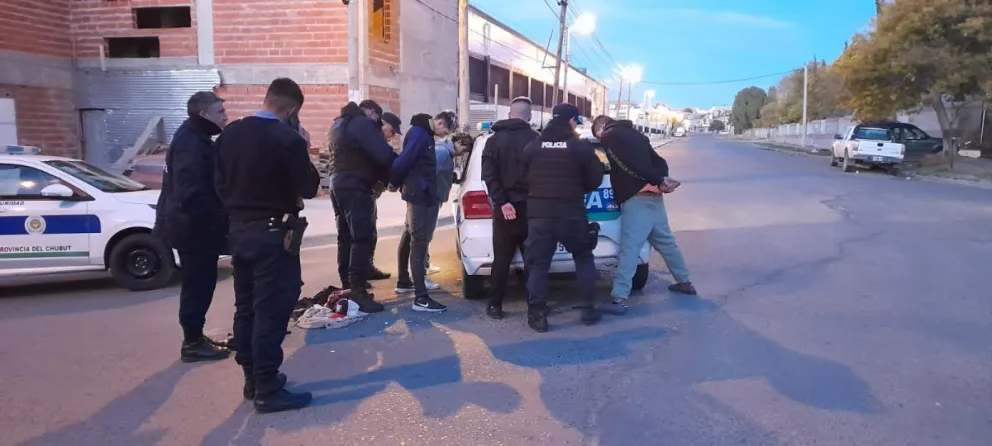 Le robaron sus pertenencias frente a una comisaría y fueron aprehendidos
