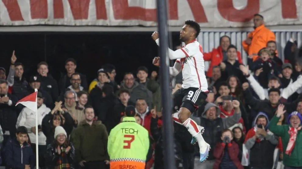 Video: el insólito gol de Borja para marcar el primero de River ante Arsenal