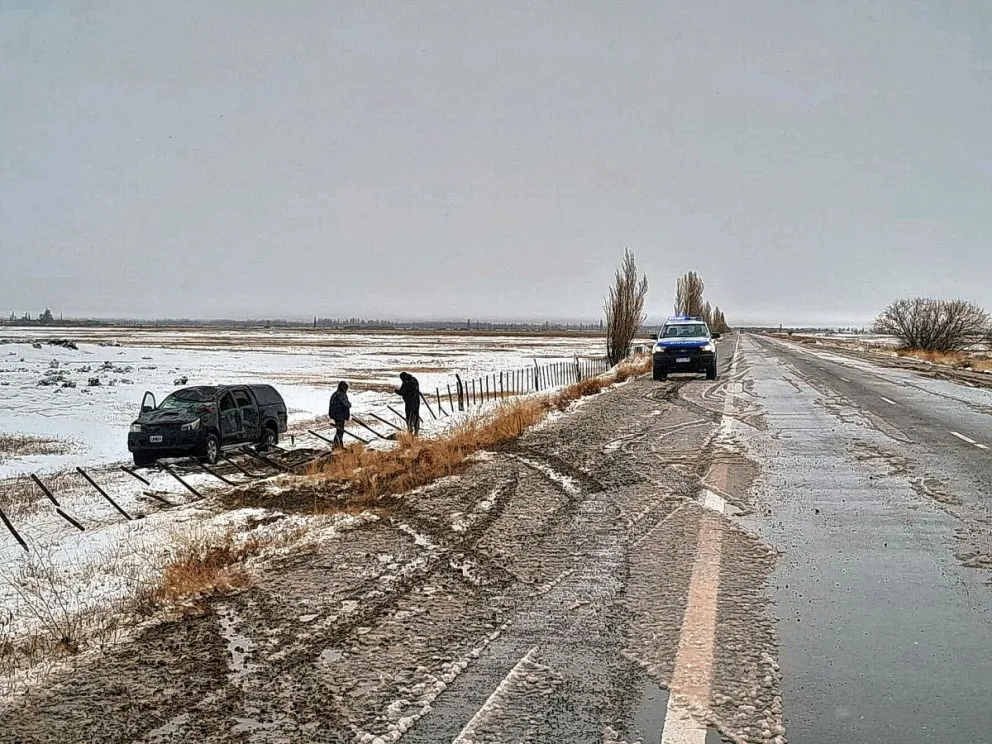 Tres heridos tras despiste y vuelco por la ruta nevada y escarchada cerca de la Guarnición Militar de Sarmiento