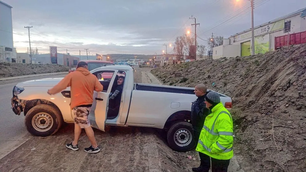 Metió su camioneta en una zanja, se la secuestraron y le retuvieron el carnet por conducir en evidente estado de ebriedad