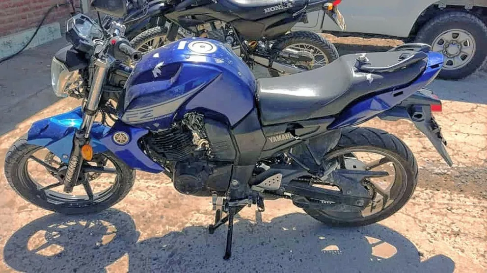 Le robaron la motocicleta que guardaba en el patio de su casa