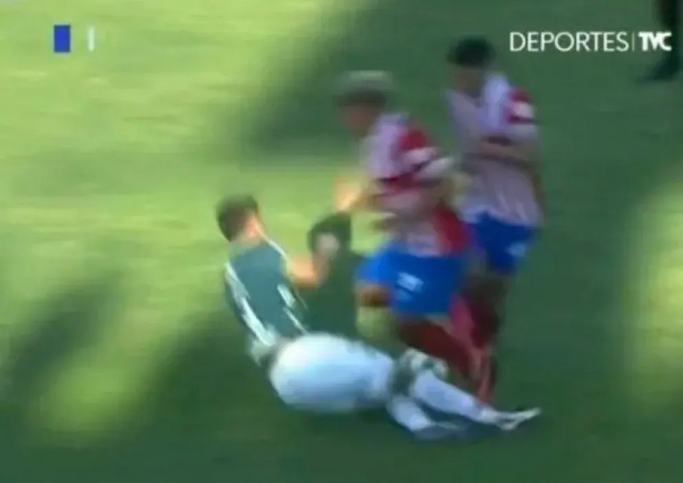 La brutal patada que recorre el mundo: lesionó a dos rivales en simultáneo