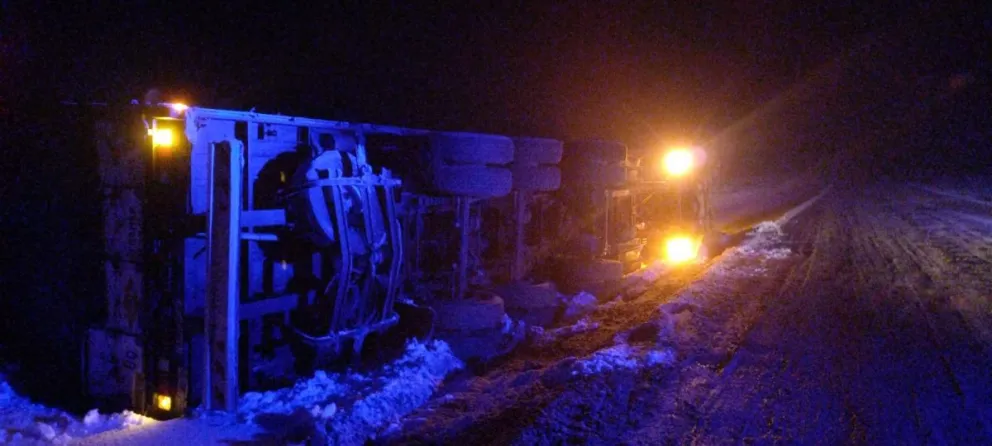 Un camión derrapó por la nieve y volcó en la zona de Manantiales Behr