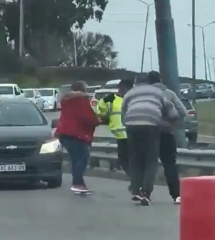 Un militar insultó y golpeó a un inspector de tránsito