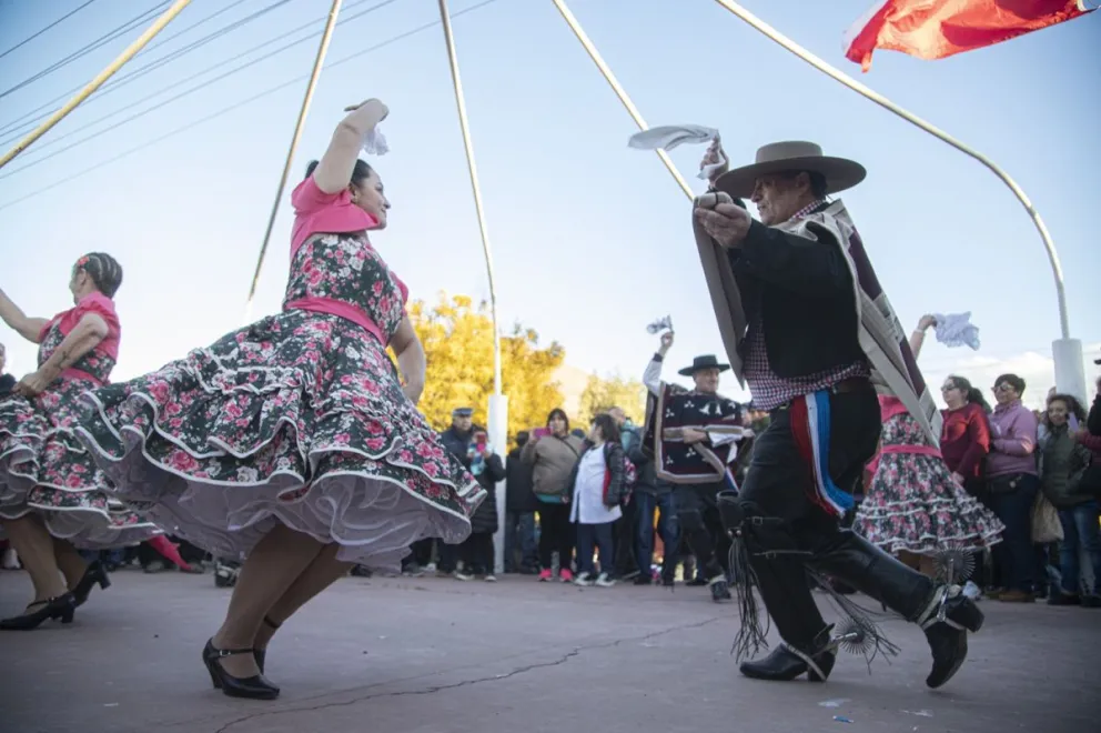 El Municipio acompañó el acto por el 213° aniversario de la Independencia de Chile