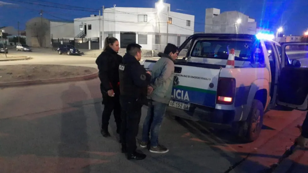 Causaba disturbios en un colectivo y resultó contar con pedido de captura