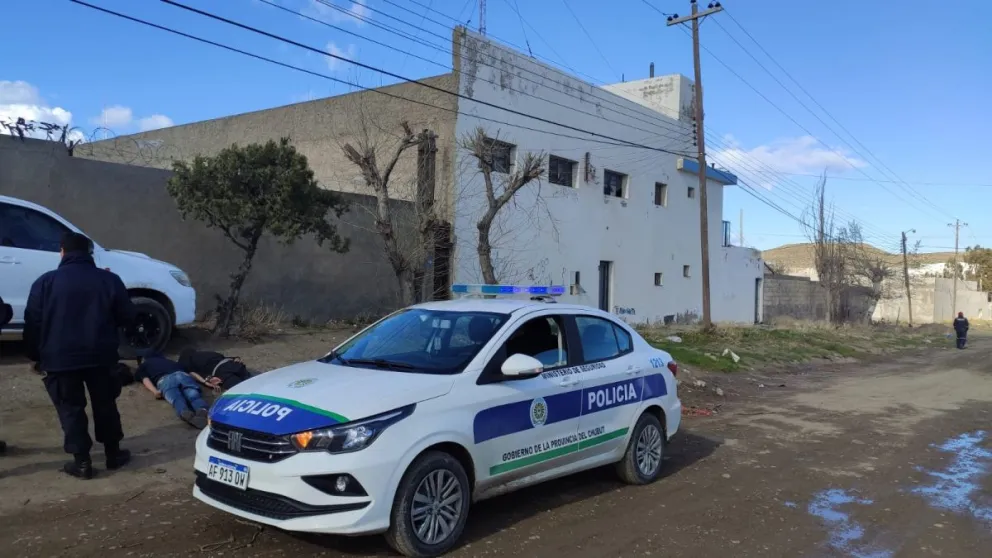 Robaron 80 mil pesos y otros elementos del interior de un camión y los detuvieron