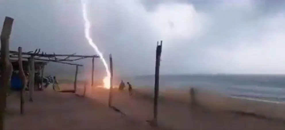 Dos personas murieron tras ser alcanzadas por un rayo en una playa de México