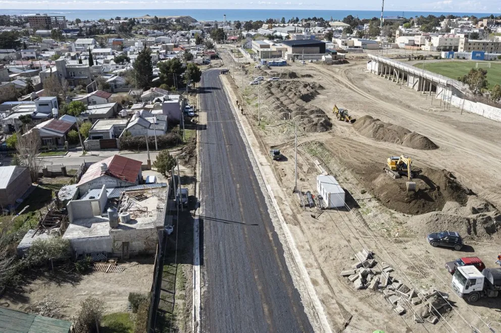 Luque recorrió la obra de pavimento tan anhelada por los vecinos de la calle Petrolero San Lorenzo