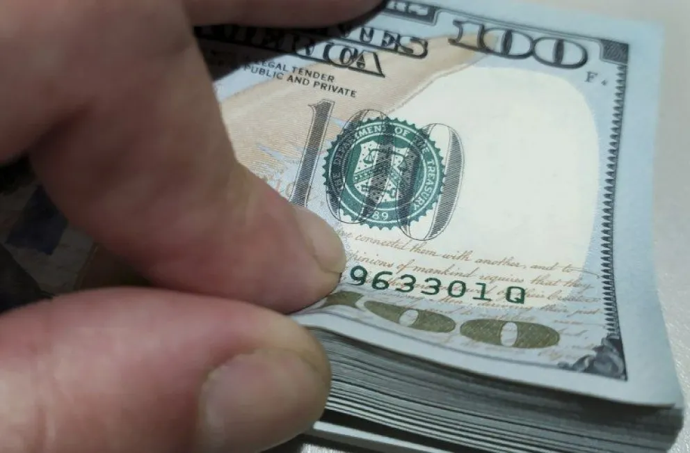 El dólar blue siguió su escalada y marcó un nuevo récord nominal: $1.305