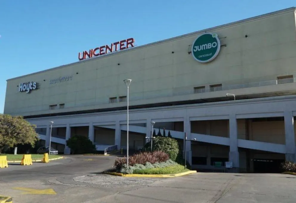 Una empleada del Unicenter le robó los datos de la tarjeta a una clienta y se compró un celular de casi mil dólares