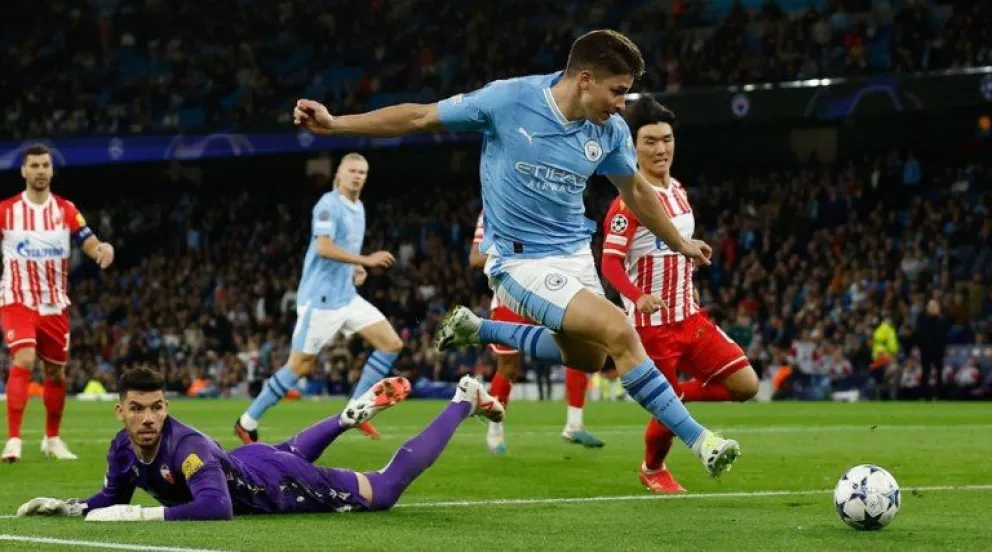 Champions: con un Julián Álvarez intratable, el Manchester City inició con el pie derecho la defensa del título