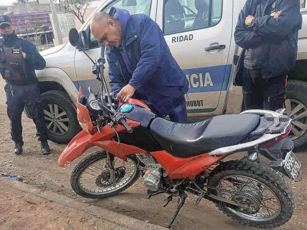 Robaron dos autos, uno fue recuperado por los familiares del dueño y la policía recuperó una moto sustraída