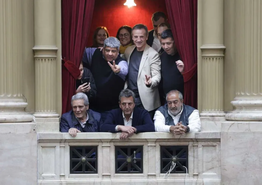 El ministro de Economía, Sergio Massa, junto a dirigentes sindicales durante la sesión por el impuesto a las ganancias. Foto NA: Juan Vargas