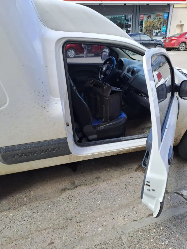 Quiso robarse soldadora eléctrica de un vehículo estacionado en pleno centro pero lo sorprendió el dueño