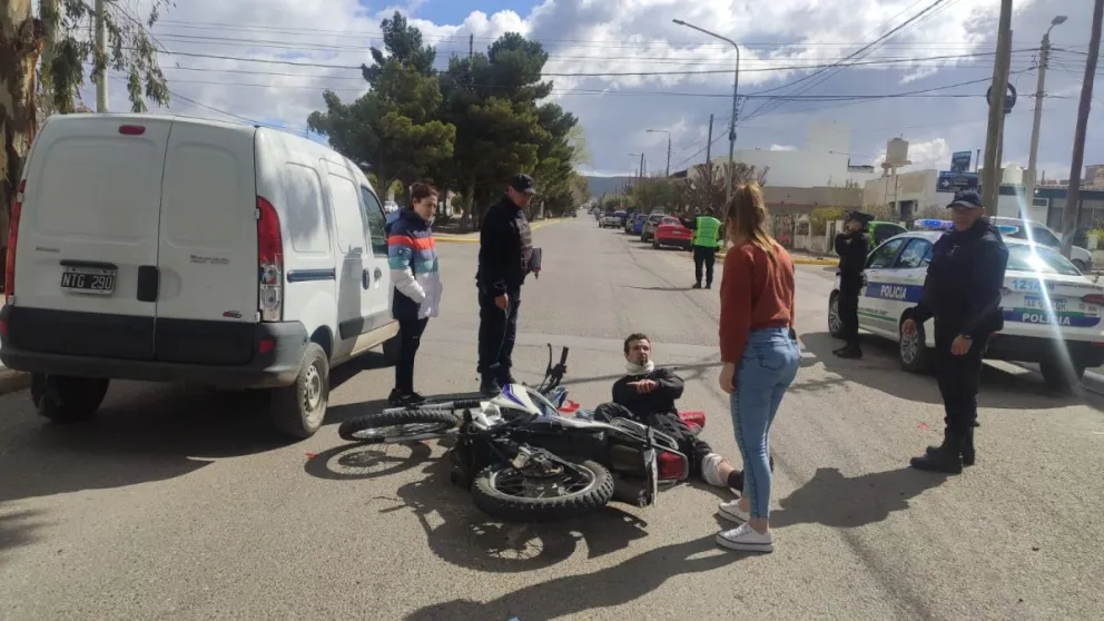 Motociclista herido tras chocar la parte trasera de otro vehículo en barrio Roca