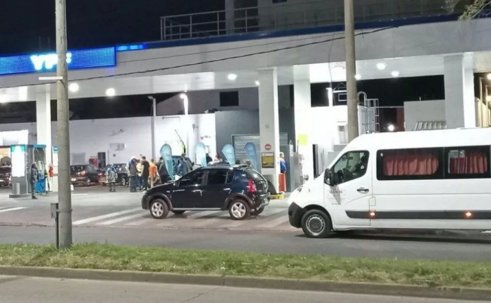 Balearon una estación de servicio en Rosario en la que 40 adolescentes esperaban para irse de viaje