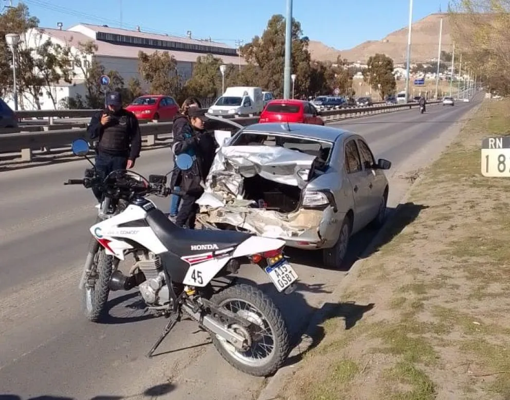 Una mujer fue asistida por personal médico tras un choque en Avenida del Libertador