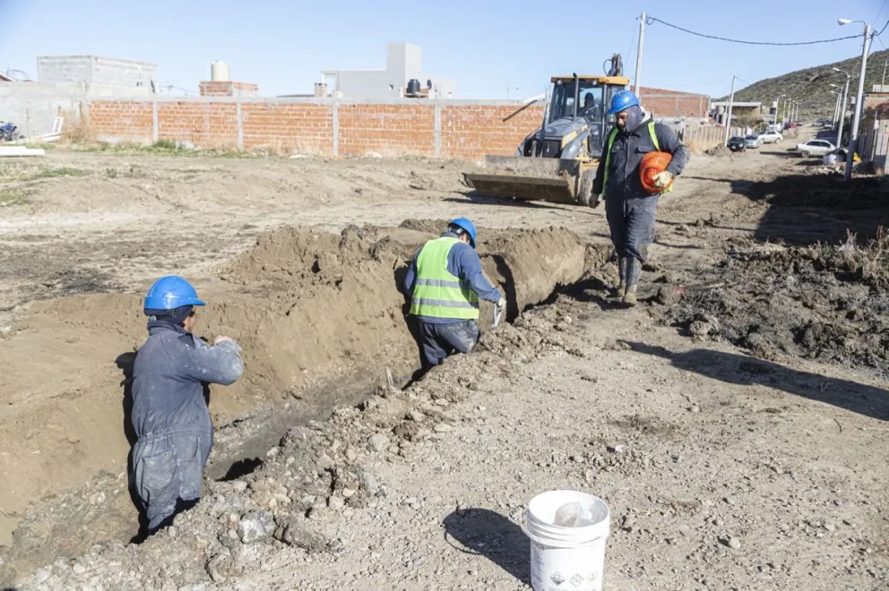 Luque recorrió dos obras importantes de servicios públicos en zona sur
