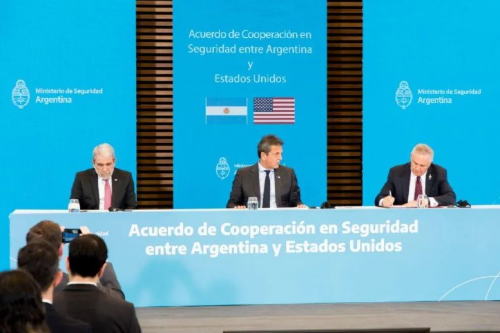 Massa firmó un acuerdo de seguridad con Estados Unidos