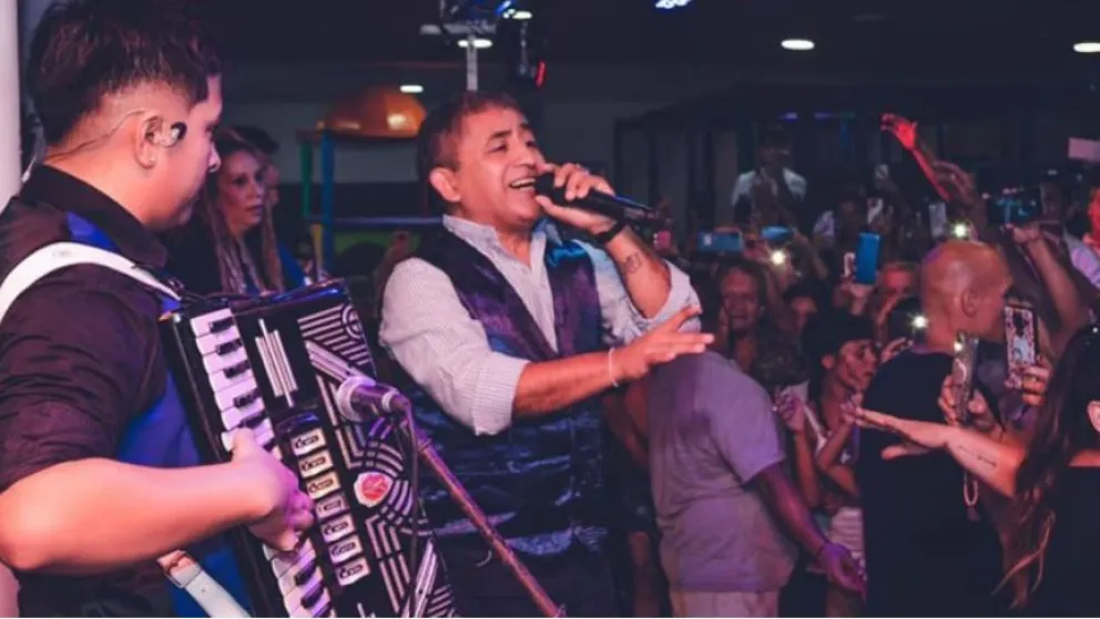 El cantante tropical Huguito Flores murió en un impactante choque en Santiago del Estero