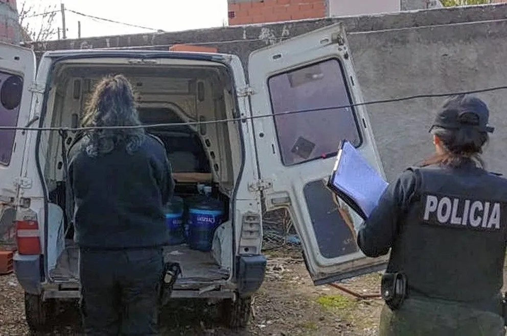 En medio de unos allanamientos por un terrible crimen que hubo en Trelew encontraron una camioneta robada