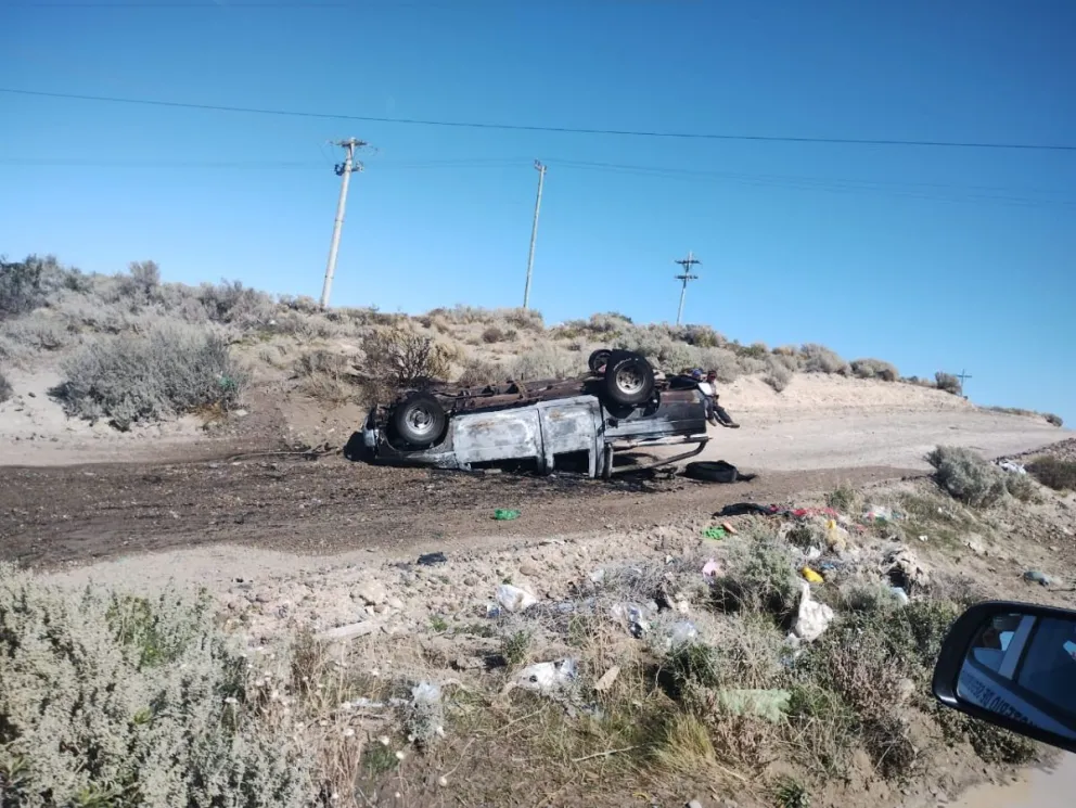 Volcó en un angosto camino y seguidamente se le prendió fuego la camioneta que quedó reducida a chatarra