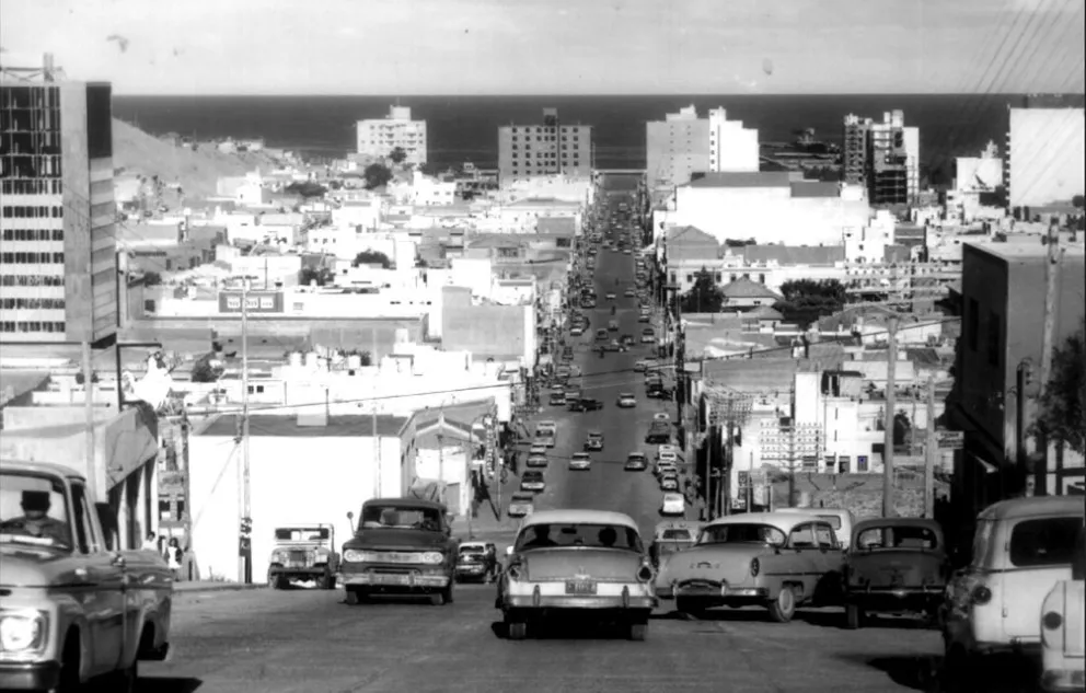 Fin del "boom" petrolero. La ciudad había llegado a la cima de una gloria pasajera. Vista panorámica desde San Martín y Alsina. Foto Emma y Antonio Gea.