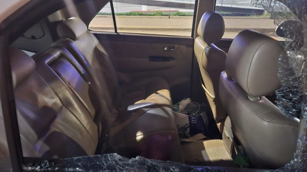 Robó un bolso del interior de una camioneta y lo detuvieron