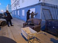Realizó un boquete en una obra, ingresó y quiso llevarse un sillón en una carretilla