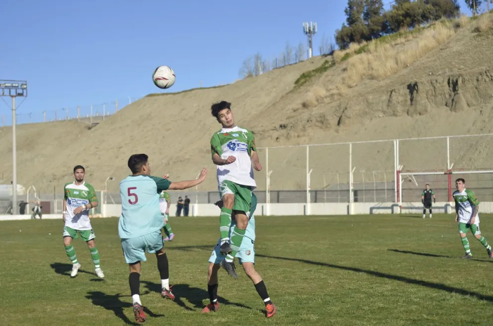 Fútbol Categoría A: Petroquímica es puntero