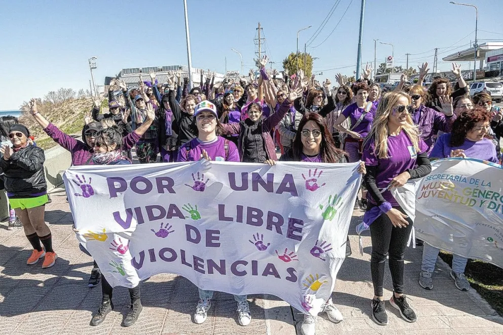 Un centenar de mujeres participó en Comodoro de la caminata para visibilizar la violencia de género
