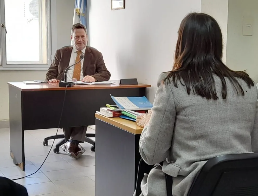 Imputaron a dos policías por vejaciones y a dos empleados de seguridad de un pub por lesiones leves