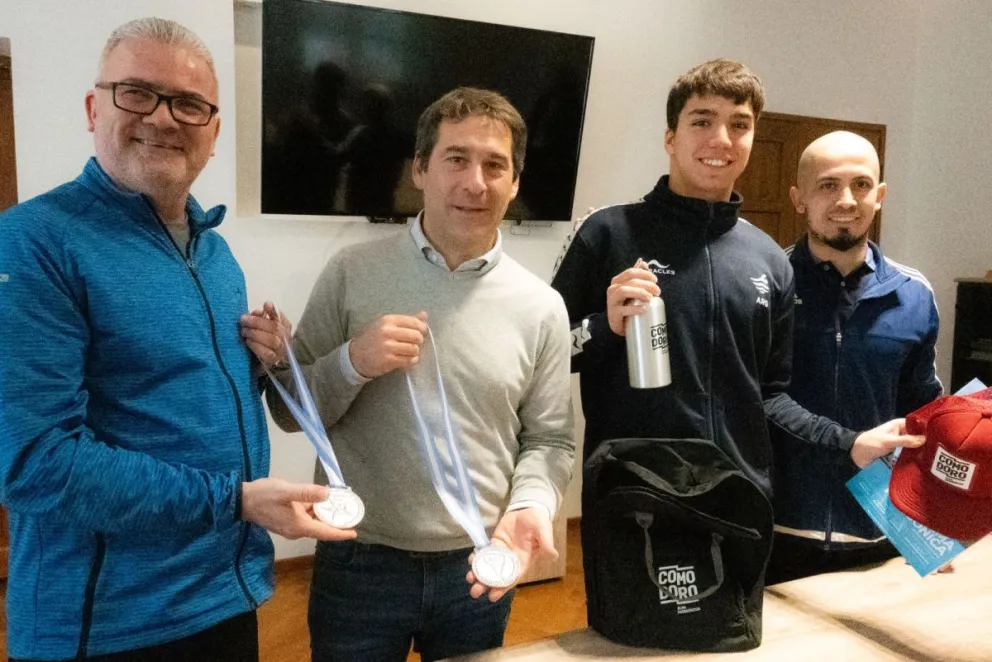 Luque recibió a Mateo Luna Aseff luego de su exitosa participación en el Sudamericano Juvenil de Natación