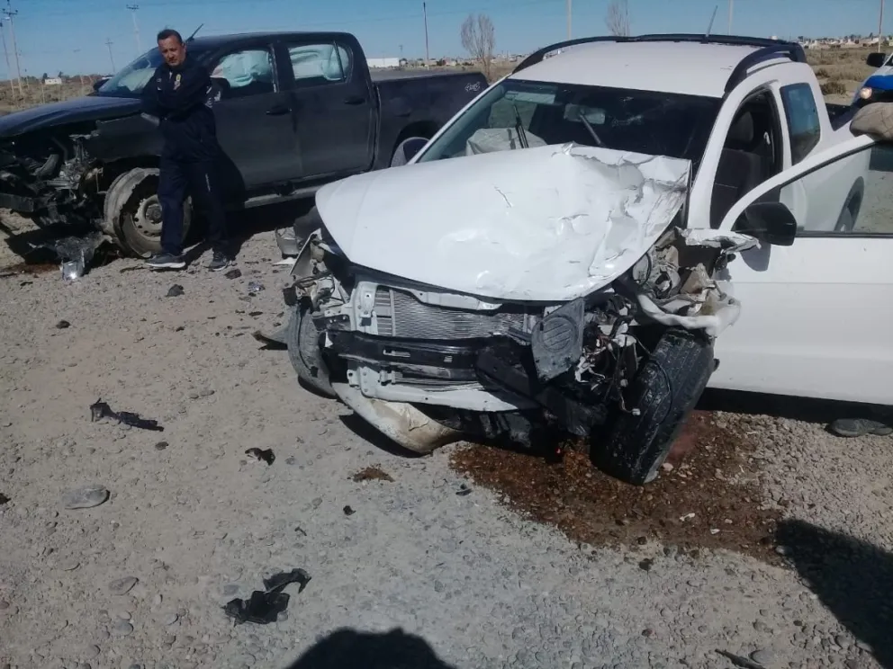Violento choque con un militar herido en un camino de chacras de Km. 9 rumbo el barrio Fortín Chacabuco