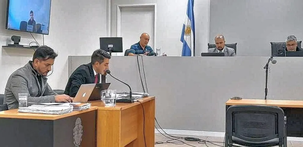 Dos patovicas de boliche céntrico y dos policías en el banquillo de acusados por golpear a la salida del boliche a un joven