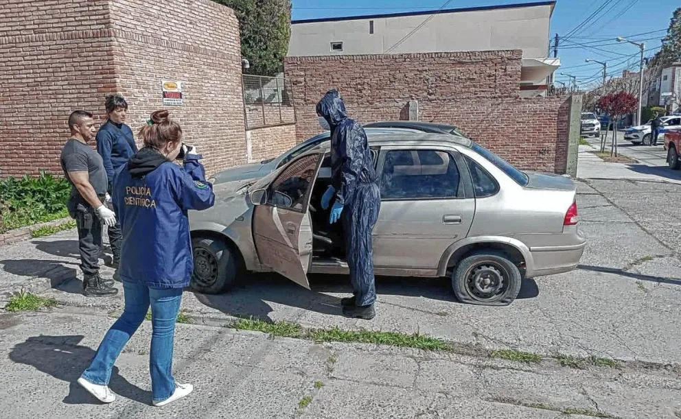Roban mochila con millonaria suma de dinero en asalto a cobradora y a policía retirado que le hacía de custodio