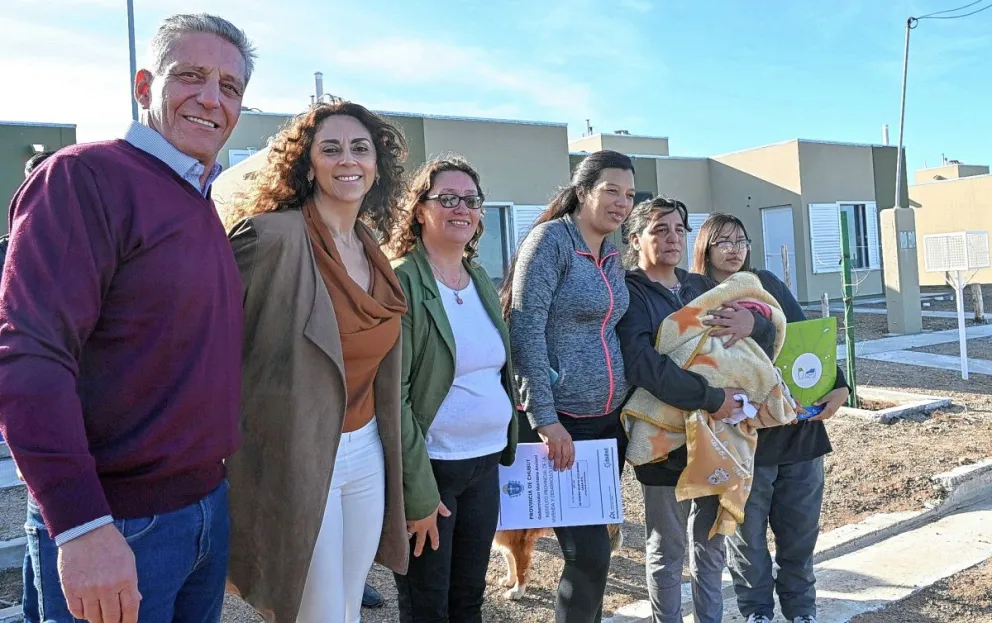 Arcioni entregó viviendas y supervisó avance de obra de interconexión eléctrica entre Camarones y Garayalde