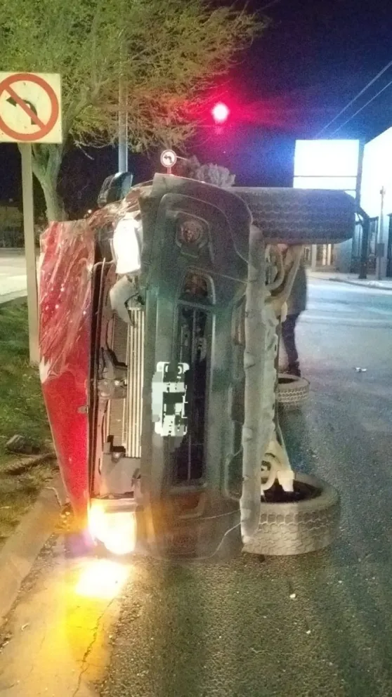 Una mujer fue trasladada al hospital luego de un vuelco