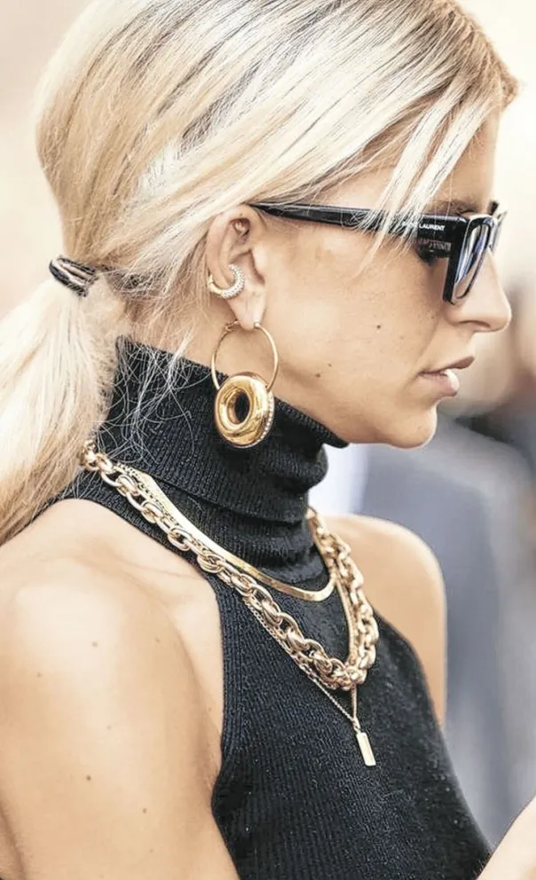 ¿Como se combinan los escotes con los accesorios?