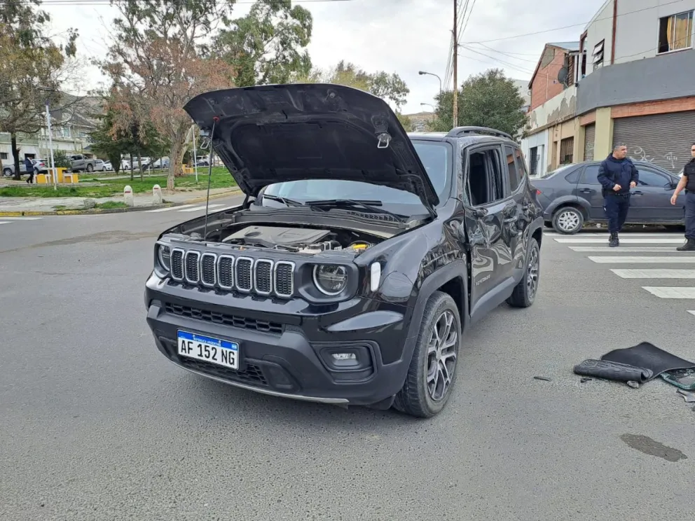 Dos mujeres al volante resultaron heridas tras violento choque en Alsina y Dorrego