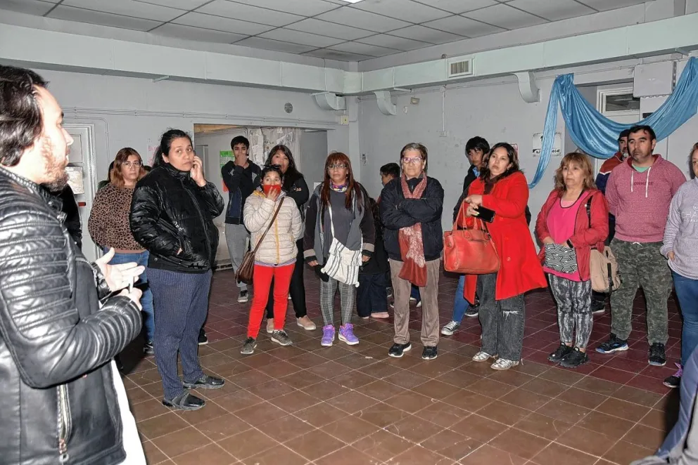 Realizaron un abrazo simbólico a la Escuela Nº 7717: hace un mes que no tienen calefacción ni clases